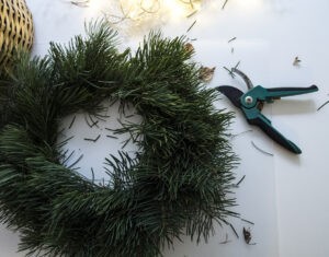 DIY: Näin teet jouluisen havukranssin kuusenoksista