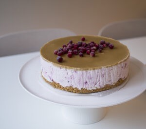 Karpalo-kinuskikakku joulupöytään