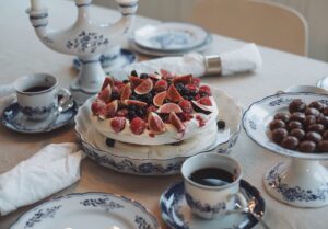 Jouluinen kahvipöytä: klassisen kaunis Aspvik-astiasto ja upea Pavlova