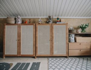 Lundia-hyllyt ja rottinkiovet lastenhuoneessa